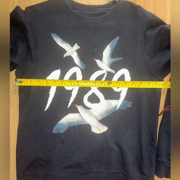 Taylor Swift inspired 1989 Seagulls Graphic Sweatshir - Picture 5 of 7